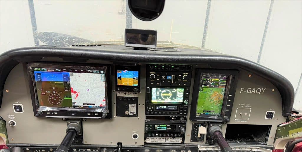 Cockpit Avion IFR Cessna Cardinal formation instruments flotte aéroclub Paris PPL et IFR