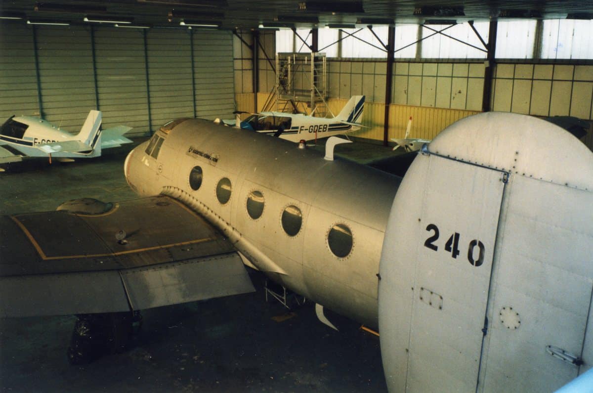 Avions historiques en aéroclub - le hangar de l'aéroclub tel qu'il était à l'arrivée à Toussus Le Noble en 2003