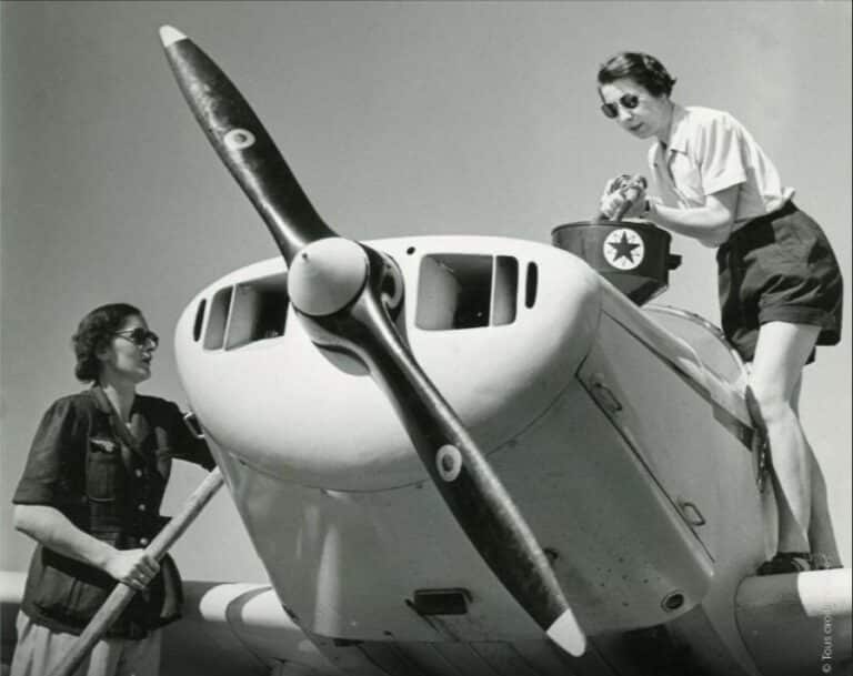 Deux IPSA en train de préparer leur avion