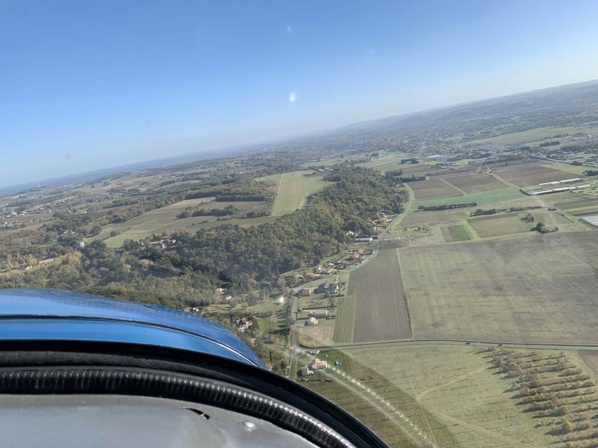 Vue cockpit atterrissage terrain herbe - reprendre le pilotage après pause -Aéroclub des IPSA