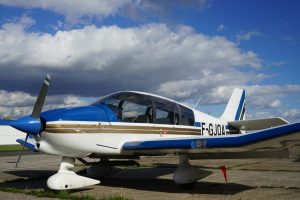 Le DR400 F-GJQA de l'aéroclub des IPSA au parking à Toussus