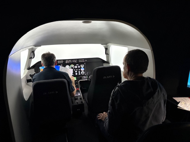 Entraînement d'un élève pilote BIR de l'aéroclub des IPSA sur simulateur FNPT2 Simulateur FNPT2 formation BIR Basic Instrument Rating Aéroclub IPSA