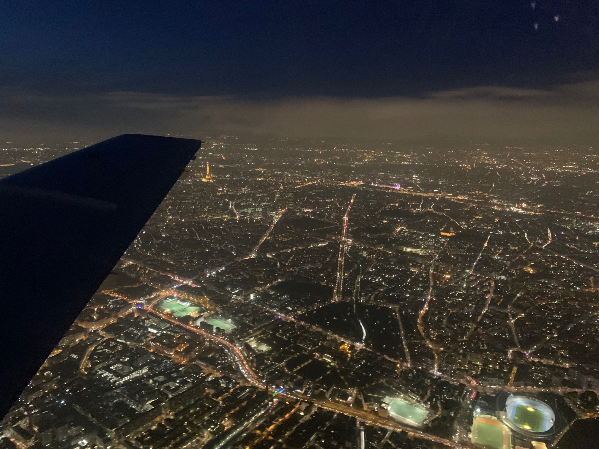Vue aérienne Paris illuminé vol de nuit région parisienne